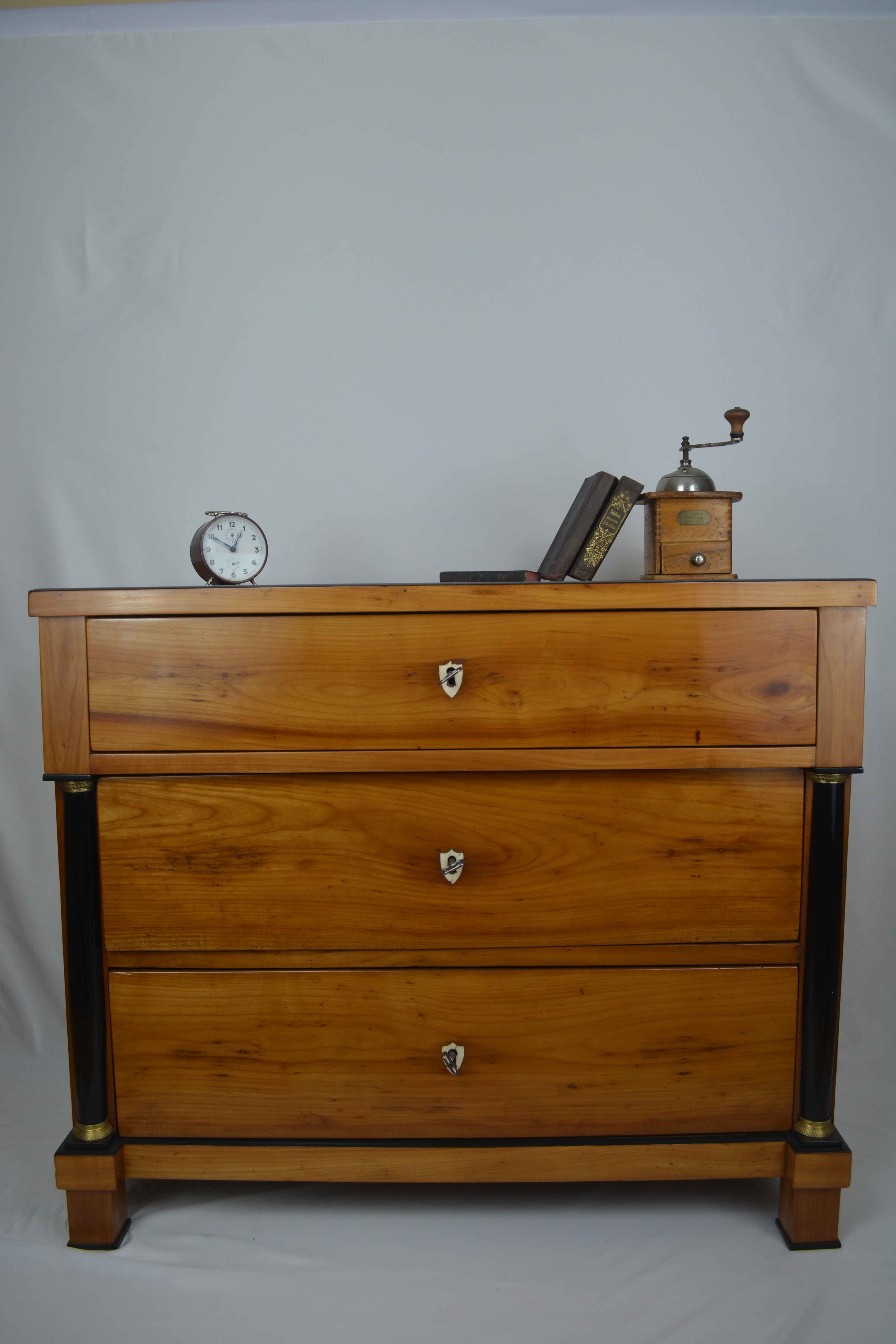 Antikes Möbelstück